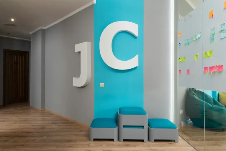 Como decorar o escritório com adesivos de parede?