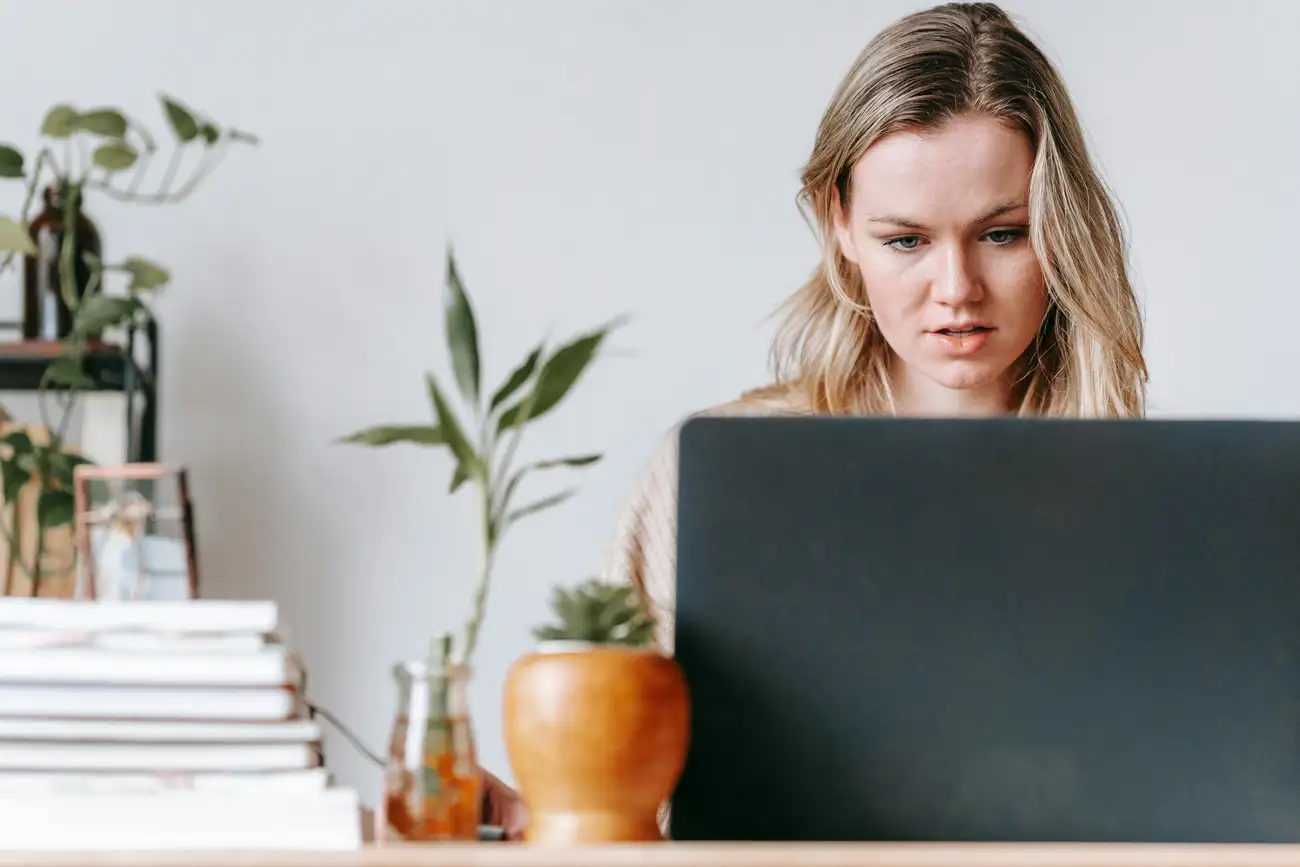 Como melhorar minha carreira como empregada doméstica?