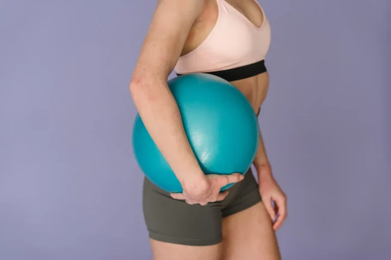 Como uma Bola pode Ajudar a Definir Seu Abdominal?