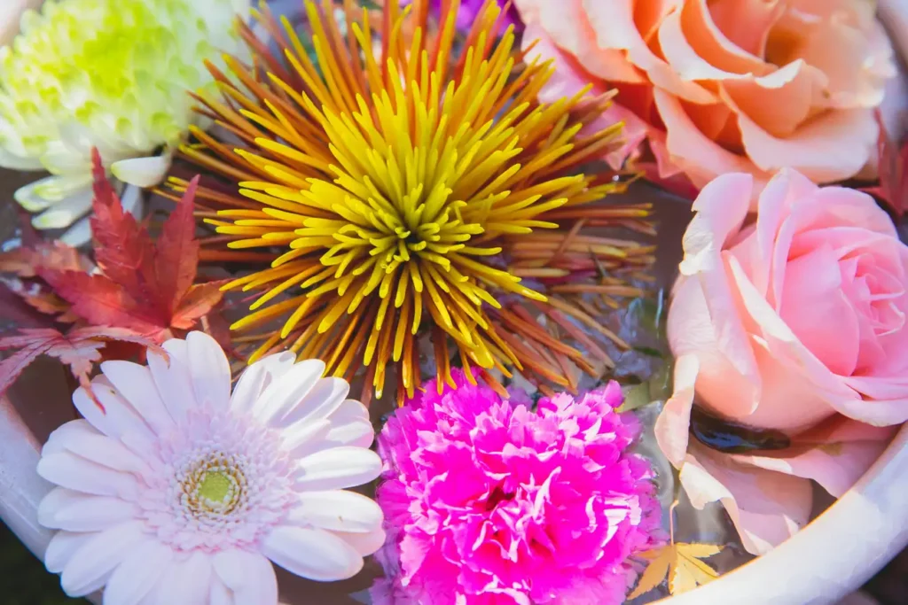 Como usar flores na decoração de formas criativas?