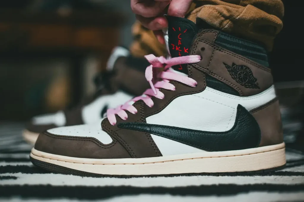 Como usar sapatos brancos sem parecer excessivo?