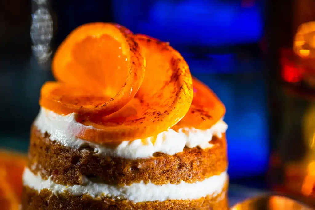 O que faz do bolo de laranja com calda de chocolate um tratamento divino?