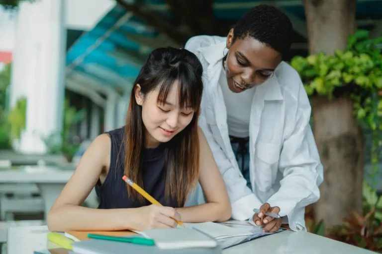 O que faz do livro didático um aliado dos estudantes?