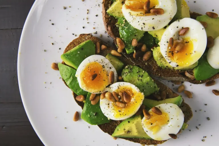 Quais Opções de Lanches Rápidos e Saudáveis Devo Fazer?