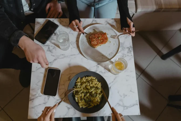 Quais alimentos ajudam a evitar prisão de ventre durante a dieta?