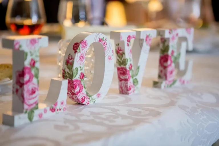Quais são as 25 ideias de decoração de festas de casamento de luxo mais incríveis?