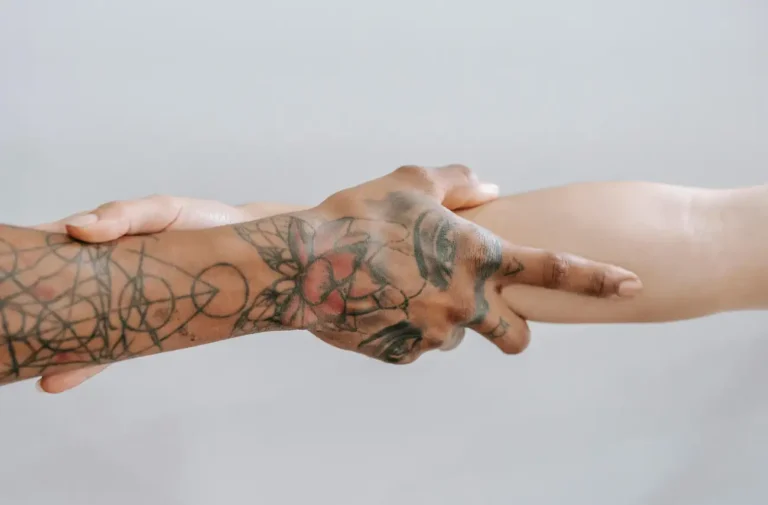 Quais são as 60 melhores ideias de tatuagens no pulso para você?