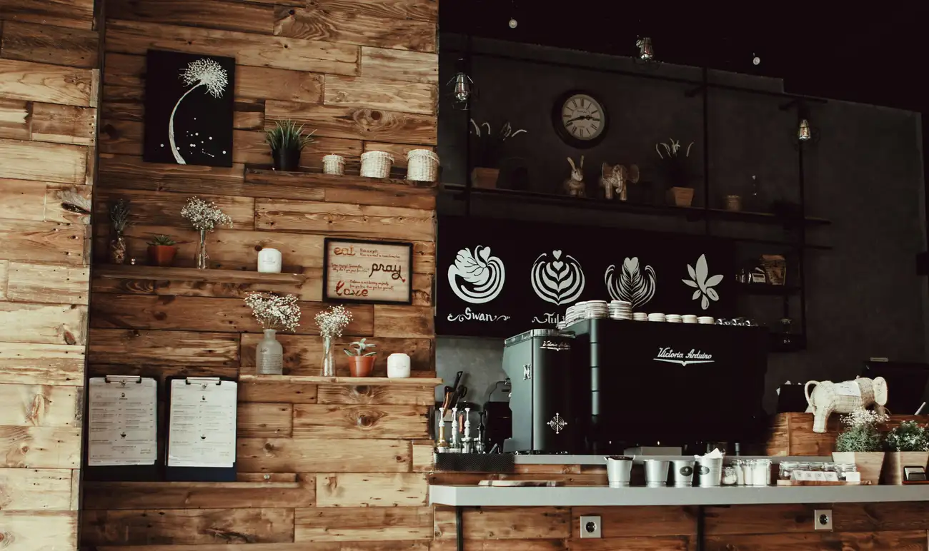 Quais são as banquetas ideais para um bar de madeira moderno?