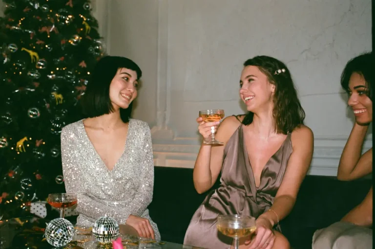 Quais são os acessórios femininos mais charmosos para usar em uma noite especial?