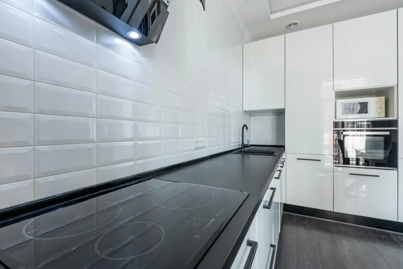 Qual é o melhor balcão para microondas para minha cozinha?