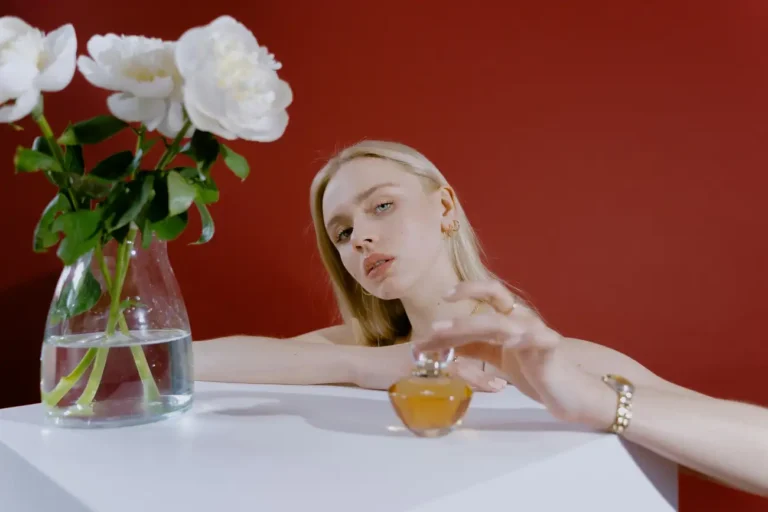 Qual é o perfume feminino amadeirado que você precisa conhecer?