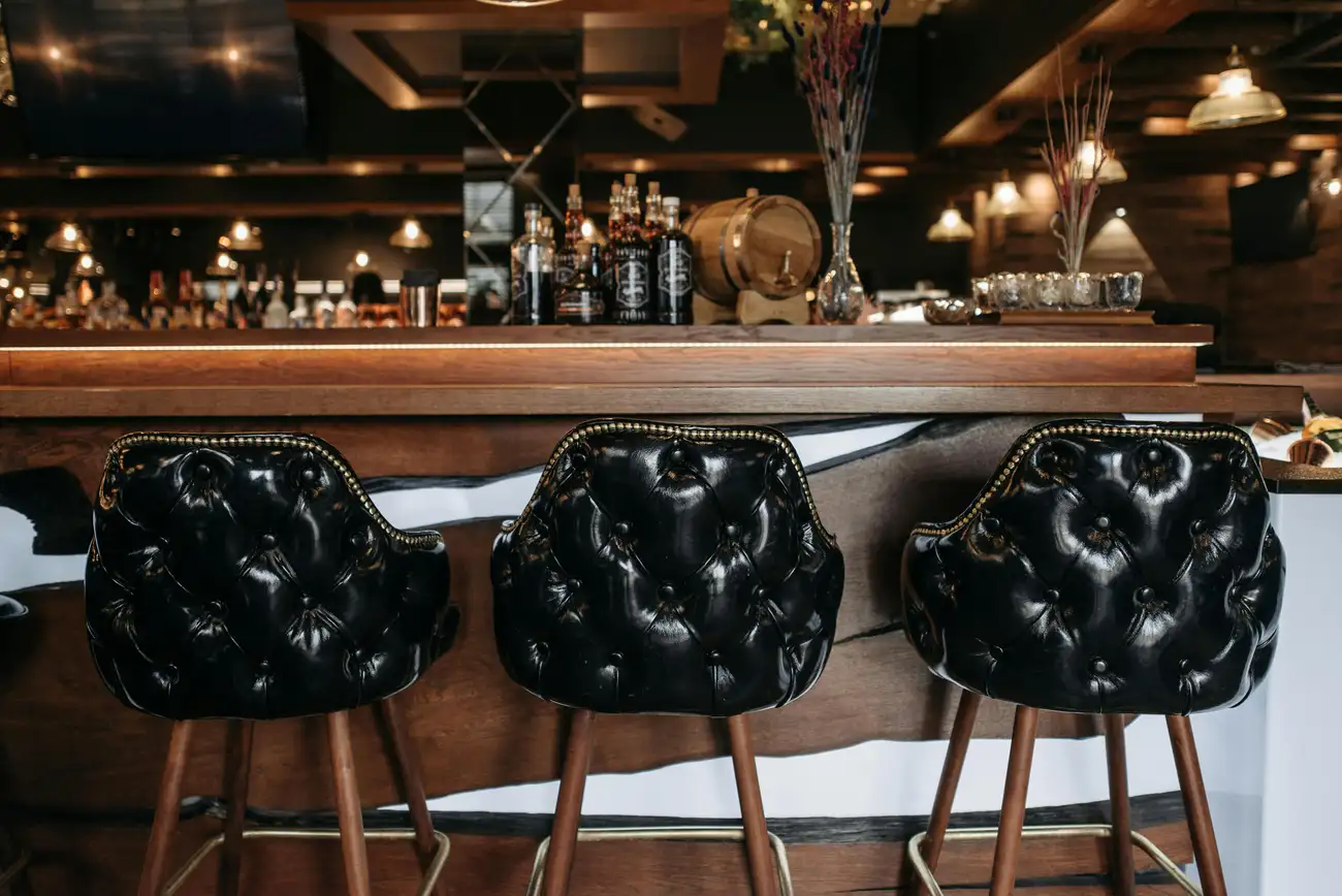Qual é o valor ideal para banquetas para bar em madeira?