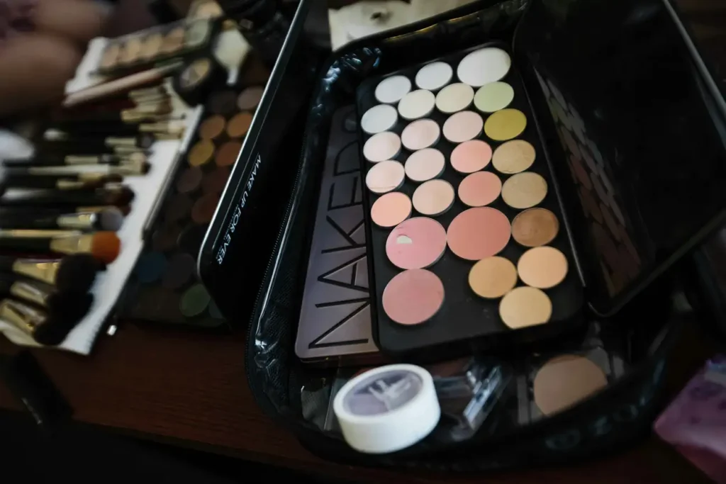 Qual são os 9 produtos que você precisa no seu estojo de maquiagem?