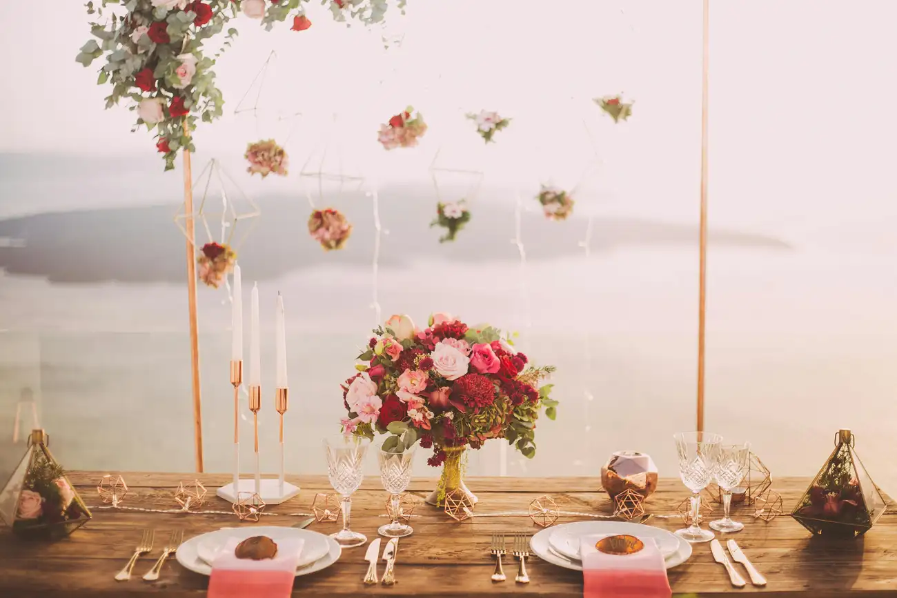 Como Criar uma Decoração com TNT para Casamento Inesquecível?