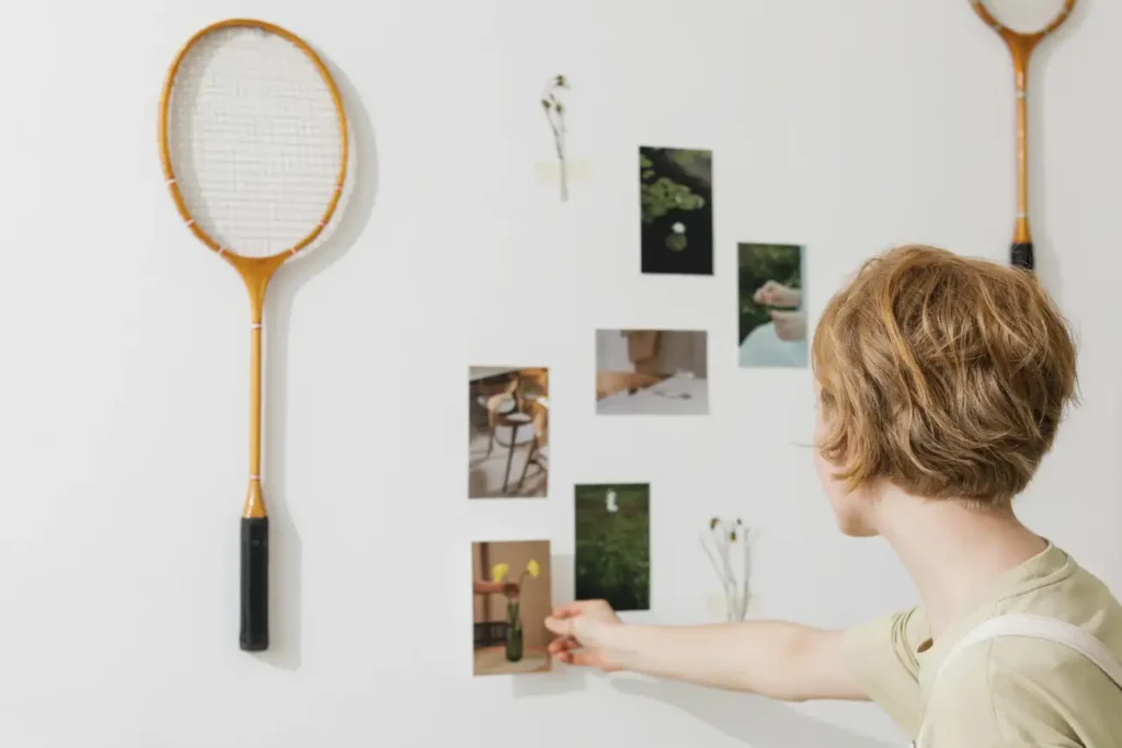 Como Decorar Paredes com Espelhos e Fotos de Forma Criativa?