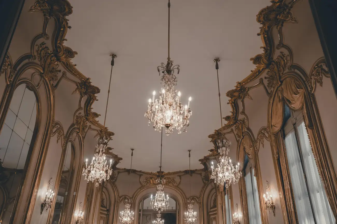 Como Decorar com Luminárias e Lustres de Forma Eficiente?
