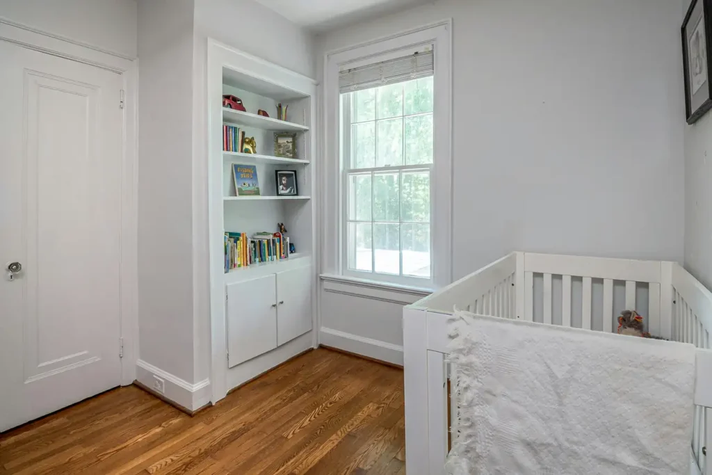 Como Decoro um Quarto com um Berço Desmontável?