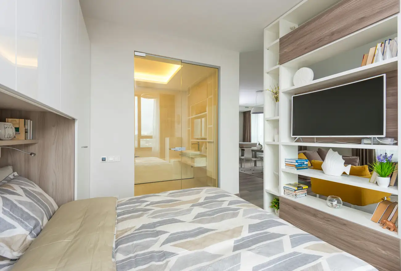 Como Organizar uma Estante de Sala de Forma Eficiente?
