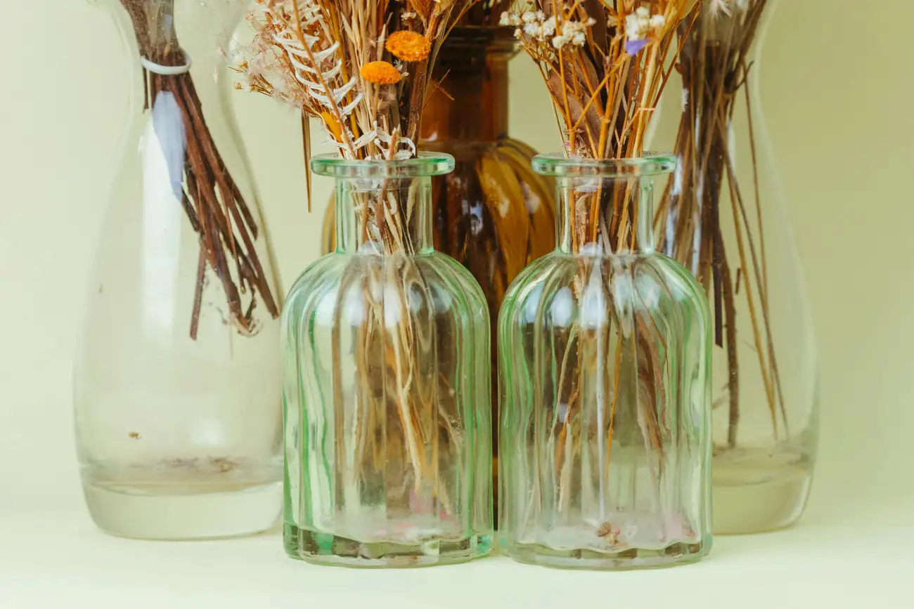 Como Usar Garrafas de Vidro para Criar uma Decoração Inesquecível?