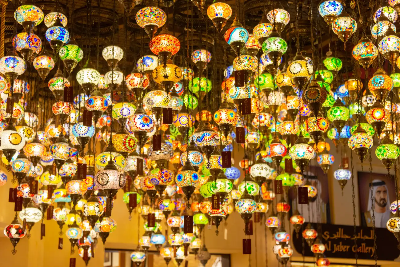 Como Usar Lâmpadas Coloridas para Transformar um Ambiente?