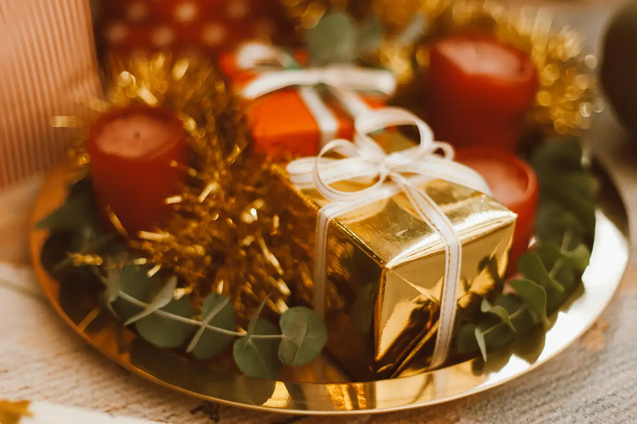 Como criar uma decoração em vermelho e dourado incrível?