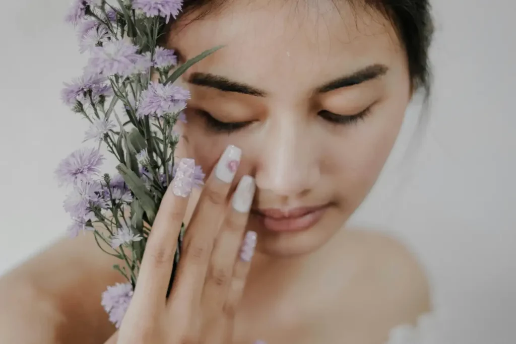 Como decorar unhas com flores de forma fácil e linda?