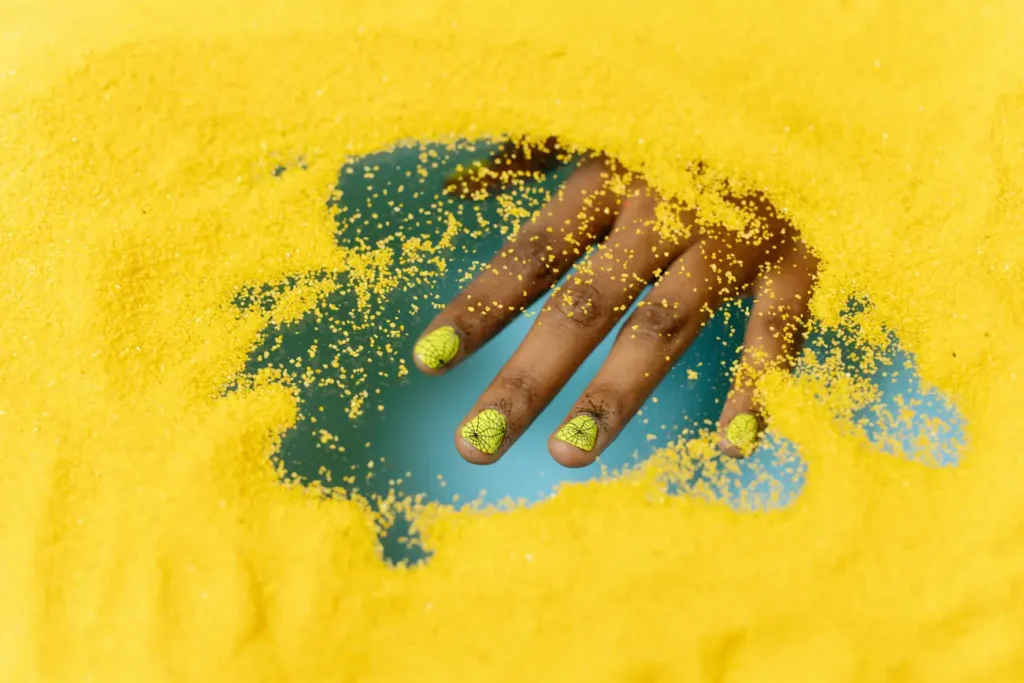 Como se livrar do glitter do esmalte de forma fácil?