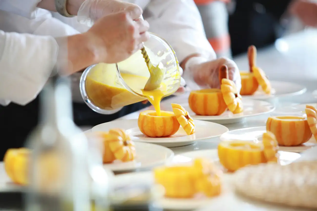Quais são os cursos de hotelaria e gastronomia gratuitos em Campos do Jordão?