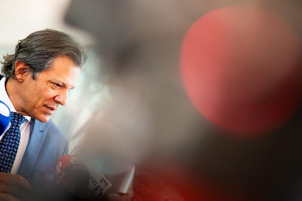 Haddad vê alta da Selic com surpresa e diz estar “perseguindo metas”