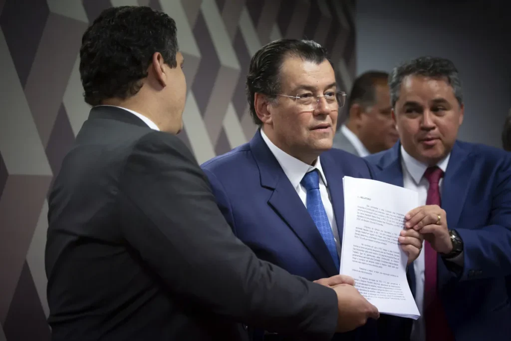 Tributária: relator volta atrás e tira plásticos do imposto do pecado