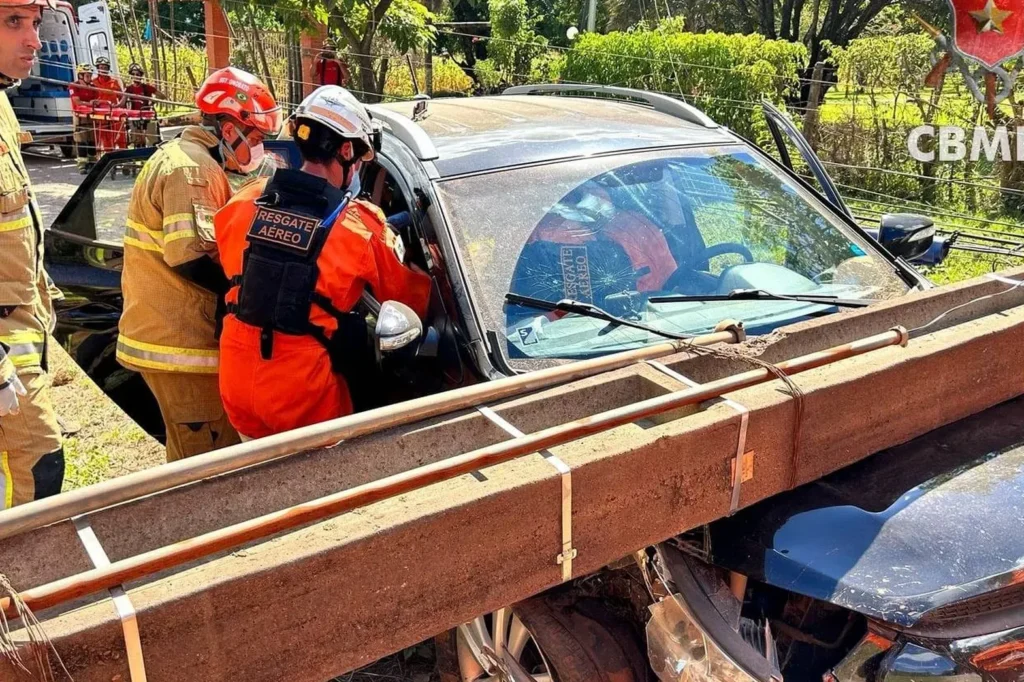 Carro colide em poste e motorista fica gravemente ferido 