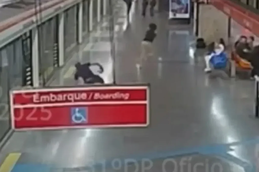 Vídeo: câmera do Metrô flagra briga de PM com estudante que ele matou