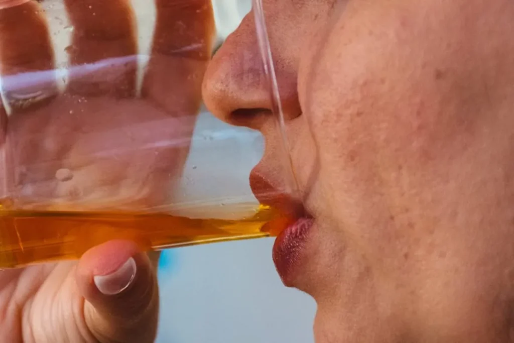 Chá detox com vinagre de maçã: aprenda receita que acaba com o inchaço
