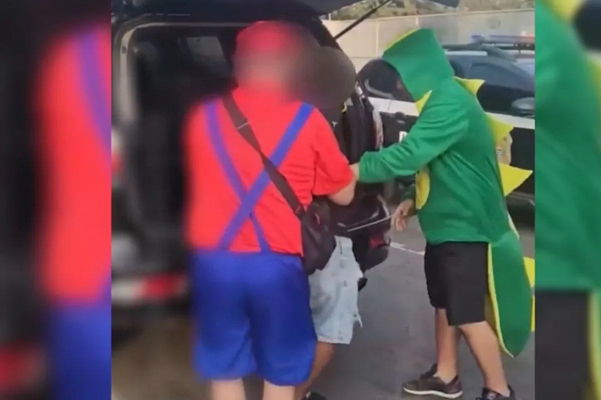 game over policiais fantasiados de mario bros prendem ladr o em bloco 2bf0c209