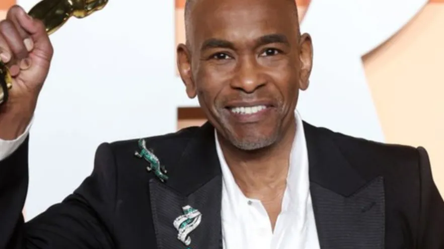 paul tazewell o primeiro homem negro a ganhar o oscar de melhor figurino 614c95ce